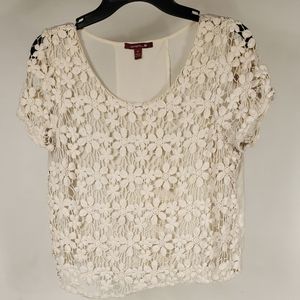 Women. White. Lace. Short sleeve. Crop top.